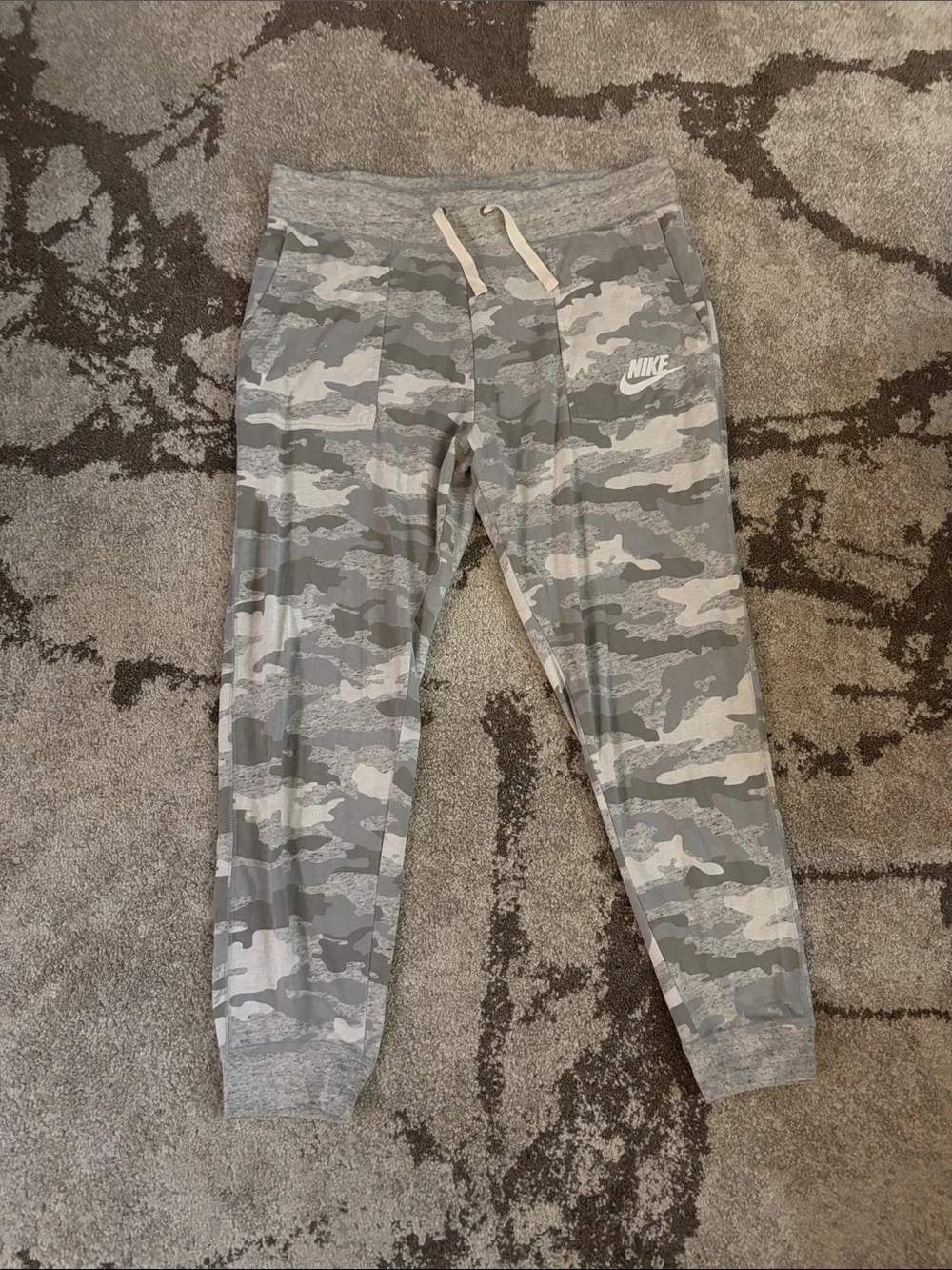 Nike womens Gray Camo Sweatpants 1X